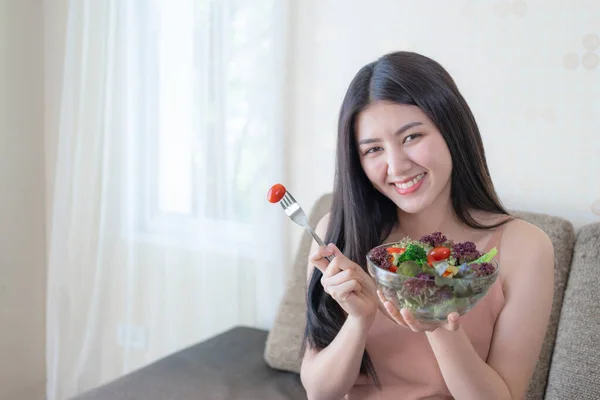 아름다운 아시아인귀여운 아가씨는 아침에 건강에 건강을 야채를 행복하게 생각하며 집에서 — 스톡 사진