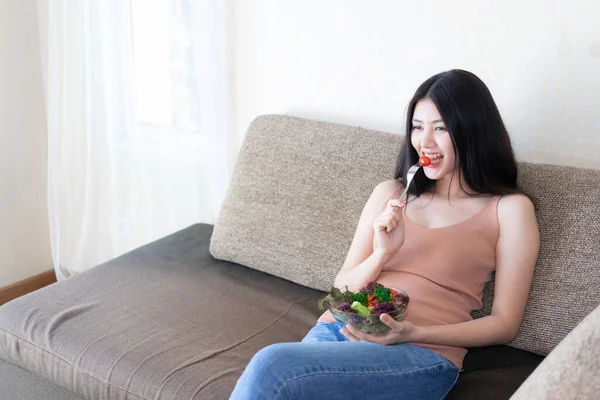 아름다운 아시아인귀여운 아가씨는 아침에 건강에 건강을 야채를 행복하게 생각하며 집에서 — 스톡 사진