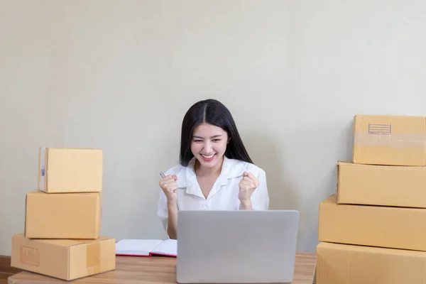 Piękny Biznes Azjatycki Młoda Kobieta Spadła Szczęśliwy Otrzymaniu Mail Zamawiania — Zdjęcie stockowe
