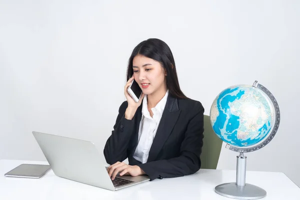 Életmód Gyönyörű Ázsiai Üzlet Fiatal Segítségével Laptop Számítógép Okostelefon Irodai — Stock Fotó