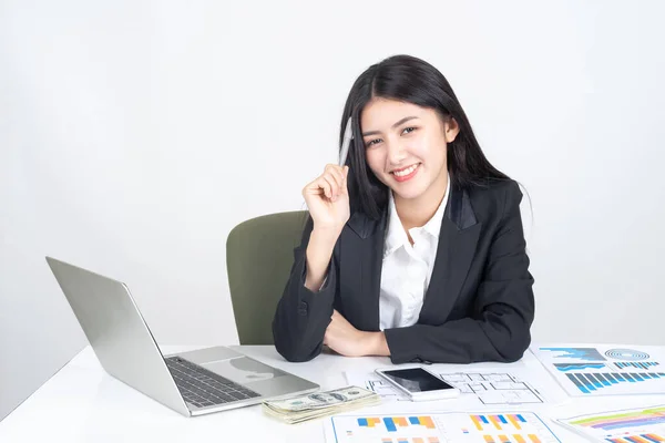 Életmód Gyönyörű Ázsiai Üzlet Fiatal Segítségével Laptop Számítógép Okostelefon Irodai — Stock Fotó