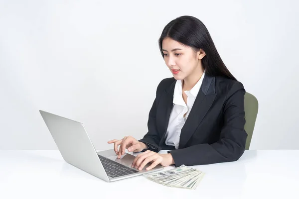 Gyönyörű Ázsiai Üzlet Fiatal Dolgozik Laptop Irodában Notebook Laptop Amerikai — Stock Fotó