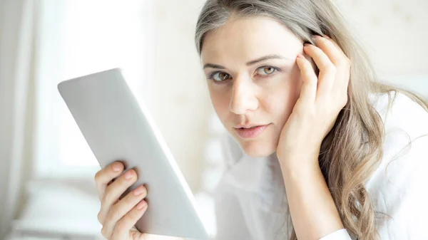 Beautiful Cute Girl Woman Holding Smart Phone Tablet Computer Morning — Zdjęcie stockowe