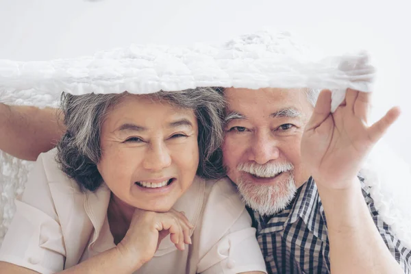 Mutlu Aşk Yaşlı Çift Gülümsüyor Yaşlı Çift Yaşlı Kadın Yatak — Stok fotoğraf