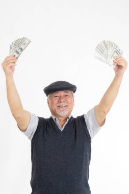 İş dünyasından zengin bir adam elinde Amerikan doları banknotlarıyla beyaz arka planda, kıdemli iş dünyası konseptini tutuyor.