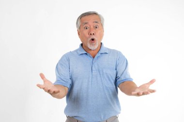 Portre son sınıf öğrencisi şaşırmış yüzü beyaz arka planda izole edilmiş mutlu hissediyor - son sınıf erkek konsepti