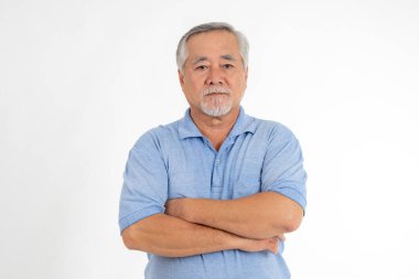 Portre ustası beyaz arka planda izole edilmiş mutlu hissediyor - son sınıf erkek konsepti