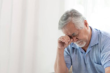 Yatakta yaşlı hastalar, Asya 'da kıdemli hastalar baş ağrısı - tıbbi ve sağlık konsepti