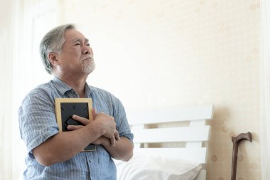Son sınıf öğrencisi erkek ağlıyor, merhum eşinin görüntüsüne sarılıyor, sevgilisini hatırlıyor musun - ne yazık ki son sınıf öğrencisi