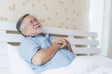 Son sınıf Asyalı erkek, göğsünde ağır bir ağrı var. Evde kalp krizi geçiriyor.