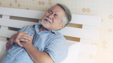 Son sınıf Asyalı erkek, göğsünde ağır bir ağrı var. Evde kalp krizi geçiriyor.