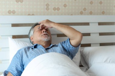 Yatakta yaşlı hastalar, Asya 'da kıdemli hastalar baş ağrısı - tıbbi ve sağlık konsepti