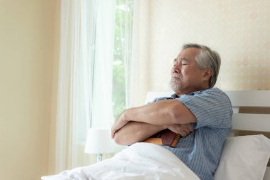 Yaşlı adam ağlıyor, ölmüş karısının görüntüsüne sarılıyor, sevgilisini hatırlıyor musun - ne yazık ki kıdemli konsept