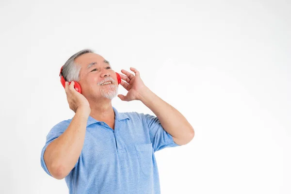 Styl Życia Azjata Senior Starzec Czuje Się Szczęśliwy Słuchając Muzyki — Zdjęcie stockowe