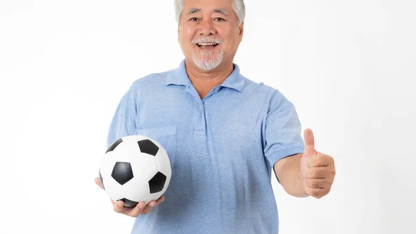 Lifestyle Senior Mann Fühlen Sich Glücklich Mit Fußball Fußball Vorzubereiten — Stockfoto
