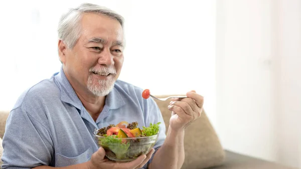 Старший Возрасту Человек Счастлив Наслаждаясь Диетической Пищей Свежий Салат Диване — стоковое фото