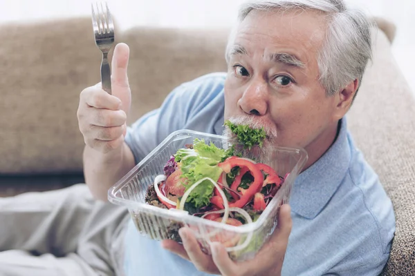 Lifestyle Senior Man Blij Genieten Van Het Eten Van Dieet — Stockfoto