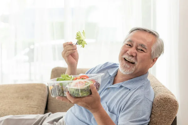 Lifestyle Senior Man Blij Genieten Van Het Eten Van Dieet — Stockfoto