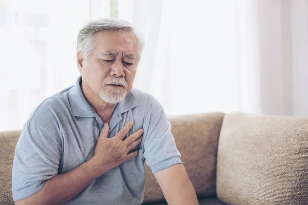 Hombre Mayor Asiático Que Sufre Dolor Pecho Ataque Corazón Casa — Foto de Stock