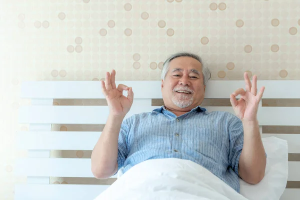 Idős Ember Úgy Érzi Boldog Egészségi Állapotot Ébred Reggel Élvezi — Stock Fotó