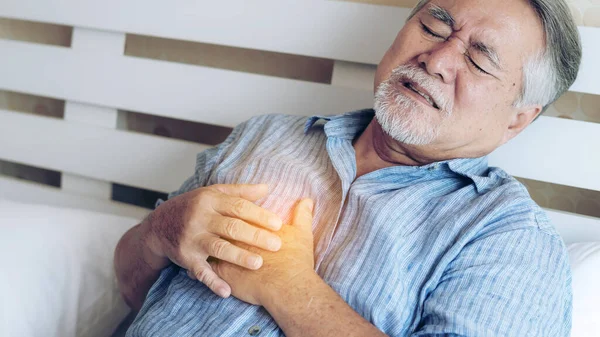 Hombre Mayor Asiático Que Sufre Dolor Pecho Ataque Corazón Casa — Foto de Stock