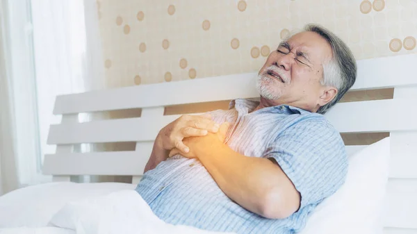 Hombre Mayor Asiático Que Sufre Dolor Pecho Ataque Corazón Casa — Foto de Stock