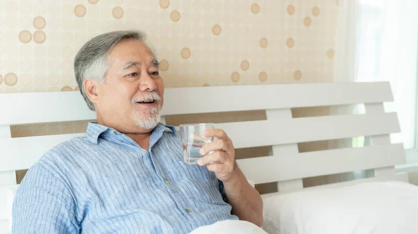 Senior Man Voelt Zich Gelukkig Met Het Drinken Van Vers — Stockfoto