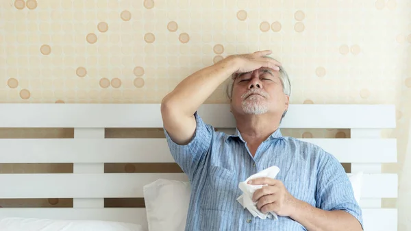 Pacientes Edad Avanzada Cama Pacientes Asiáticos Edad Avanzada Dolor Cabeza — Foto de Stock