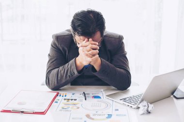 İş adamı işten ve iş kavramından dolayı stresli.