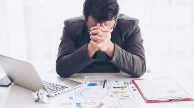 İş adamı işten ve iş kavramından dolayı stresli.