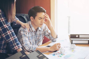 İş adamı işten dolayı stresli, arkadaşı teselliye geliyor, evrak işleri ofis masasında - iş konsepti