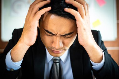 İş adamı iş yerinde streslidir - iş konsepti