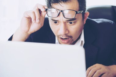 Şaşırtıcı yüz işi adamı dizüstü bilgisayardan gelen iyi haberleri gördü, boşluğu kopyala - iş konsepti