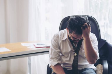 İşadamı iş, dizüstü bilgisayar ve evrak işlerinden dolayı stresli - iş dünyası konsepti