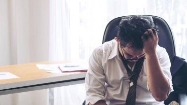 İşadamı iş, dizüstü bilgisayar ve evrak işlerinden dolayı stresli - iş dünyası konsepti