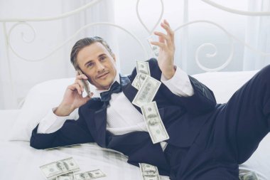 İş adamı zengin tüccar Bitcoin altın sikke tutuyordu iş bitcoin takası, ticari tüccar konsepti