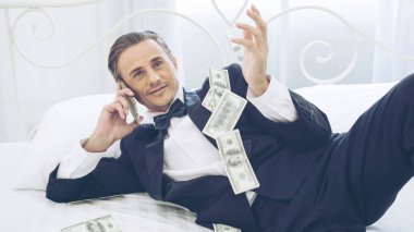 İş adamı zengin tüccar Bitcoin altın sikke tutuyordu iş bitcoin takası, ticari tüccar konsepti