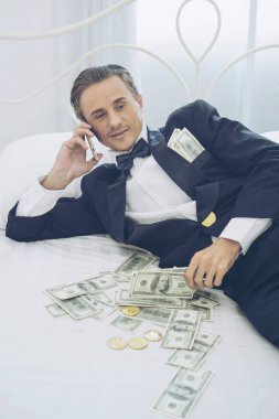 İş adamı zengin tüccar Bitcoin altın sikke tutuyordu iş bitcoin takası, ticari tüccar konsepti