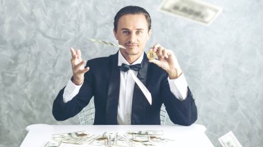 İş adamı zengini tüccar Bitcoin altın sikkesi tutuyor Bitcoin tüccarı için yeni para değişimi ve masa başı iş konsepti üzerine Amerikan doları banknotları