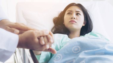 Doktorlar hastaları hastane konseptine teşvik etmek için el ele tutuşuyorlar.