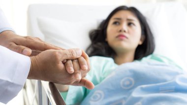 Doktorlar hastaları hastane konseptine teşvik etmek için el ele tutuşuyorlar.