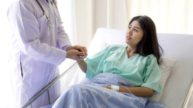 Doktorlar hastaları hastane konseptine teşvik etmek için el ele tutuşuyorlar.