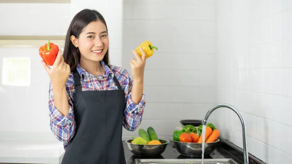 Lifestyle Mooi Aziatisch Gezond Meisje Vullen Gelukkig Wassen Groenten Gootsteen — Stockfoto