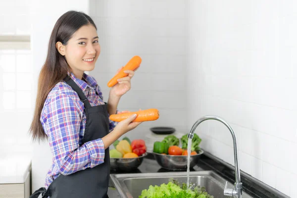 Lifestyle Mooi Aziatisch Gezond Meisje Vullen Gelukkig Wassen Groenten Gootsteen — Stockfoto