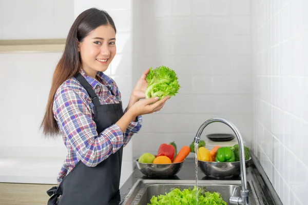 Lifestyle Mooi Aziatisch Gezond Meisje Vullen Gelukkig Wassen Groenten Gootsteen — Stockfoto