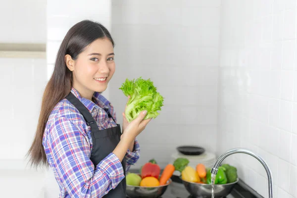 Lifestyle Mooi Aziatisch Gezond Meisje Vullen Gelukkig Wassen Groenten Gootsteen — Stockfoto