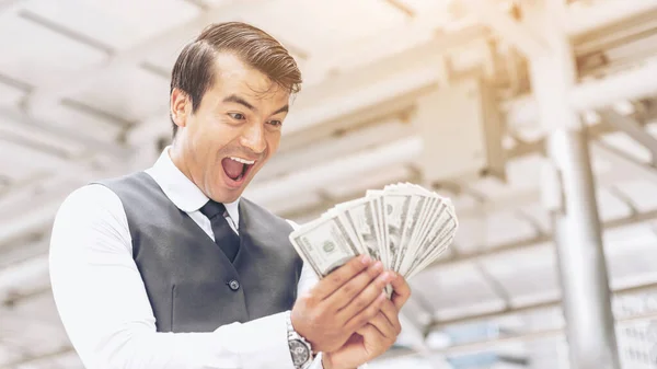 Happy Face Όμορφος Επιχειρηματίας Κρατώντας Χρήματα Δολάρια Ηπα Λογαριασμούς Στην — Φωτογραφία Αρχείου