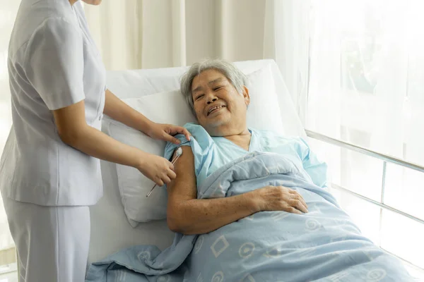 Enfermera Mano Sosteniendo Píldora Para Inyectar Ancianas Pacientes Acostados Cama — Foto de Stock