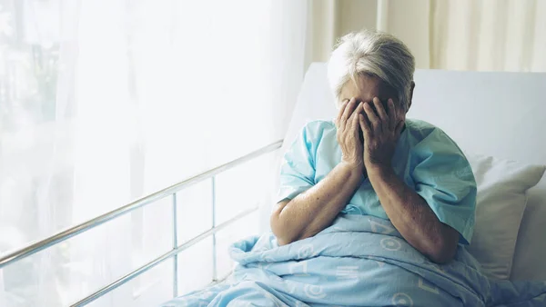 Hastane Yatağındaki Yalnız Yaşlı Hastalar Evlerine Gitmek Istiyorlar Sağlık Sağlık — Stok fotoğraf