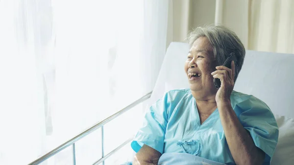 침대에 환자들은 조상에게 스마트폰으로 전화를 느낀다 — 스톡 사진